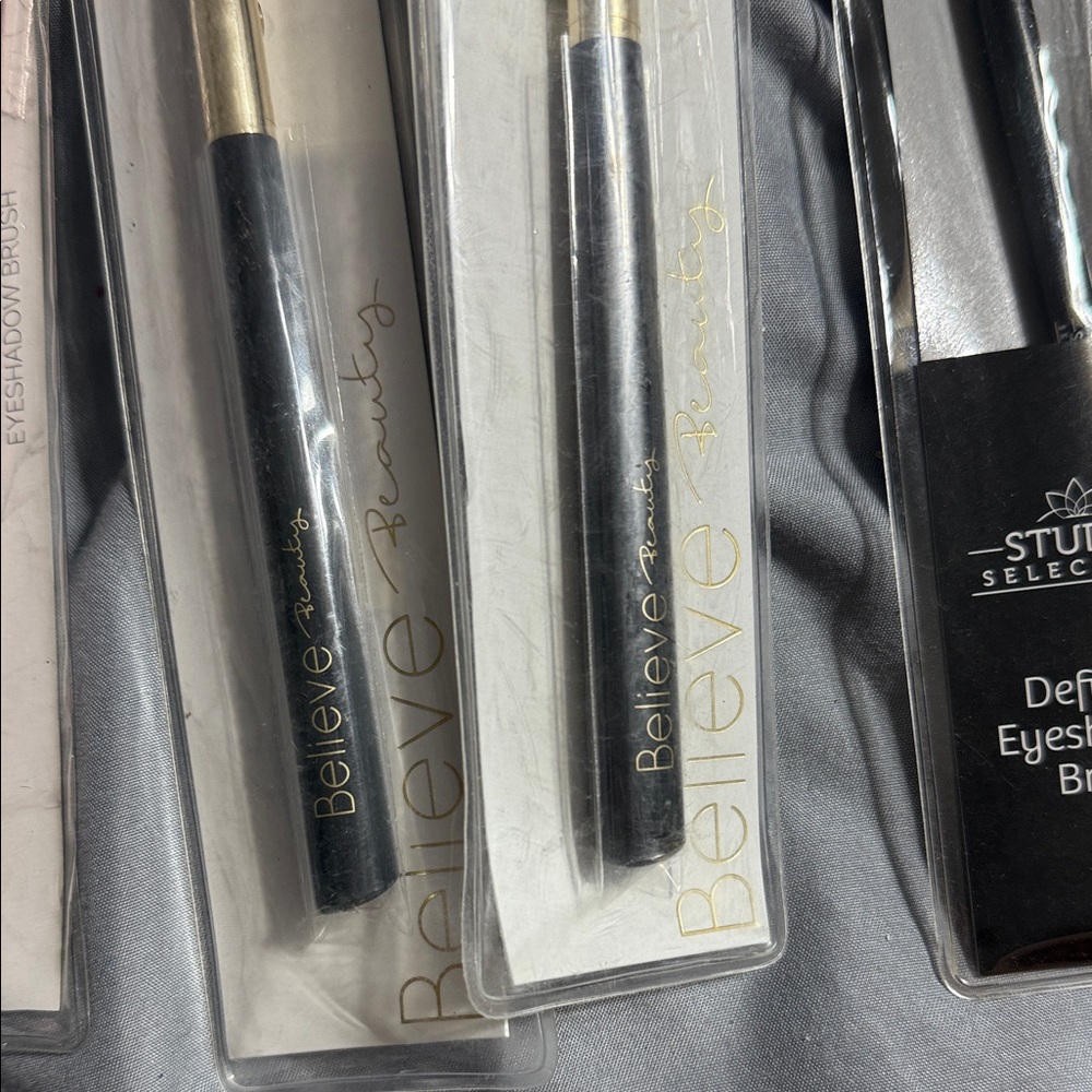 Assorted Makeup Brushes Set - Picture 5 of 7